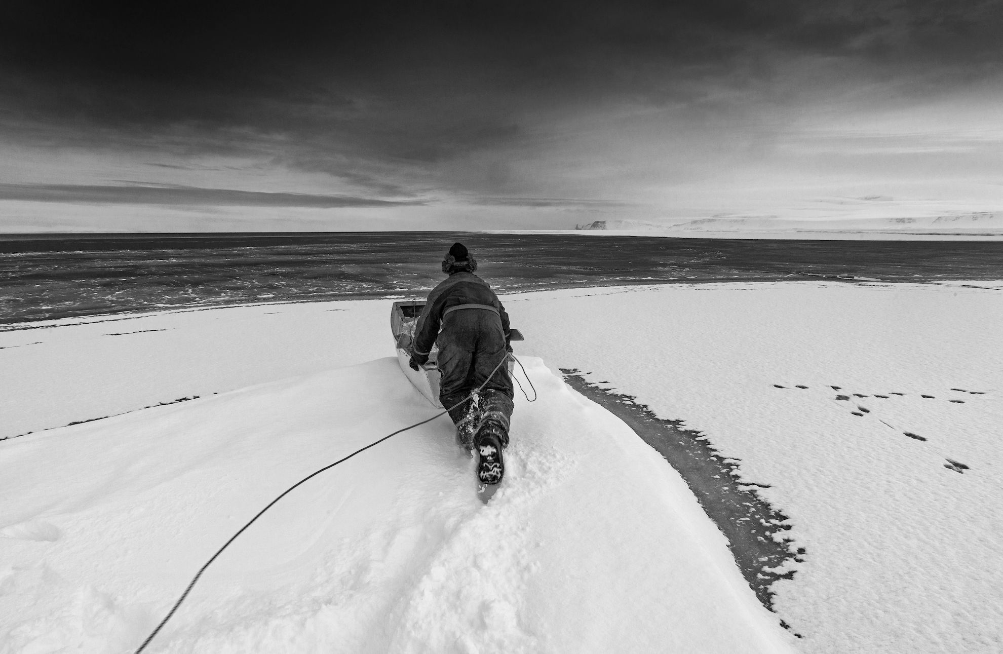 Vedhæftede foto kan udelukkende benyttes til omtale af Arktisk Festival 2019 ved angivelse af fotografnavn. Alt andet brug skal aftales med fotograf Carsten Egevang. Fotoet kan ikke indgå i billedarkiver og kan ikke videregives til 3. part. Fotoet er en del af udstillingen SIKU af Ragnar Axelsson og Carsten Egevang, der vises på Nordatlantens Bryggen november 2019 til marts 2020.