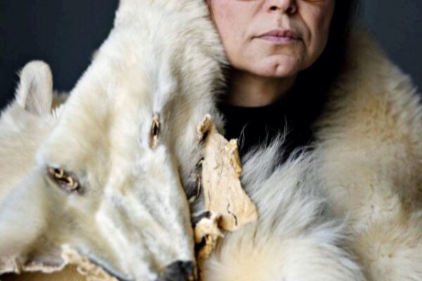 At blive hel i to verdner: om inuit-identitet, forandring og forsoning