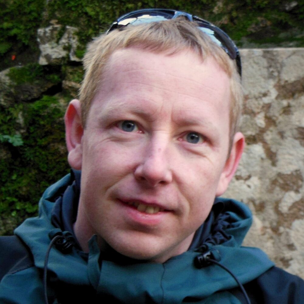 I kryolittens skygge – minen, magten og fjordens folk v. Henrik Knudsen
